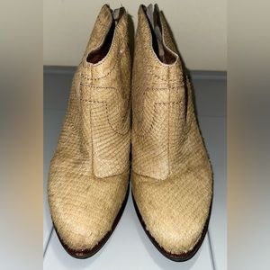 Women's UGG BOOTIES. Size 5.